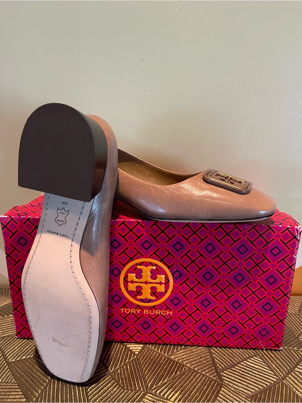 NWT Tory Burch Almond Flour-tan leather size 8 heeled shoes with Logo Accent